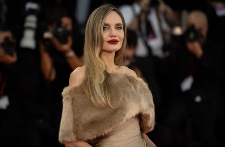 Діти Анджеліни Джолі стежать за її здоров’ям