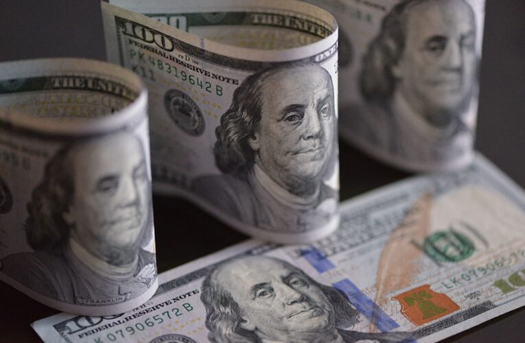 Долар США продовжує дешевшати через торгову війну Трампа