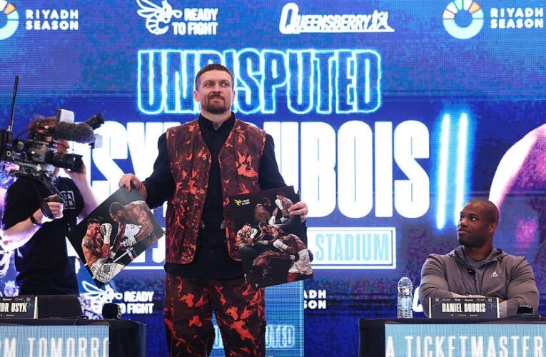 Дюбуа підписав для Усика фото зі скандальним ударом у першому бою