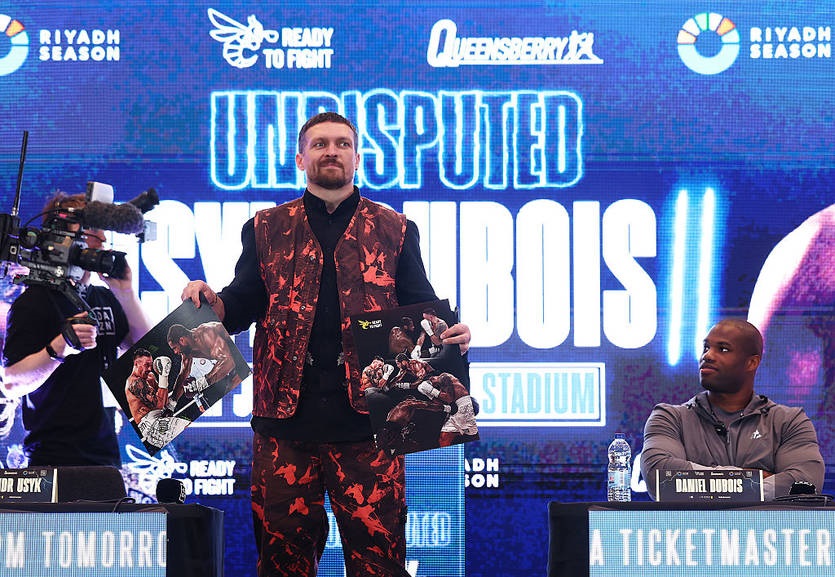 Новини спорту - Дюбуа підписав для Усика фото зі скандальним ударом у першому бою