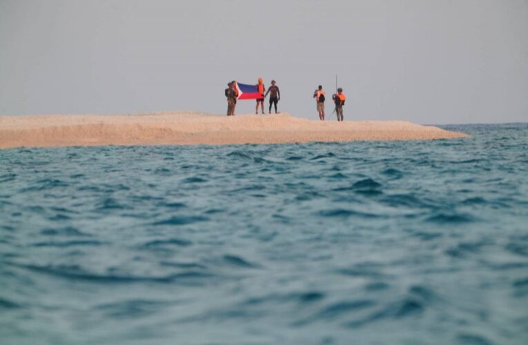 Філіппіни на спірному острові підняли свій прапор