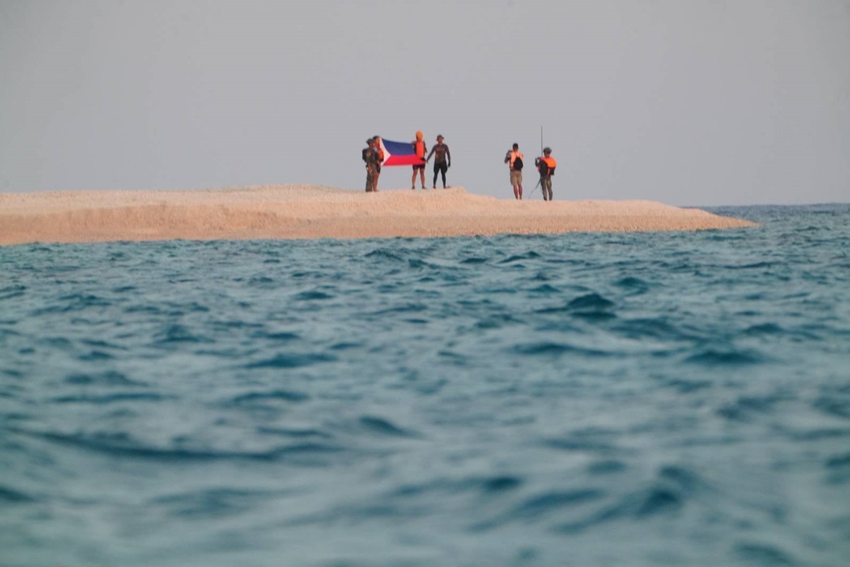 Новини світу - Філіппіни на спірному острові підняли свій прапор