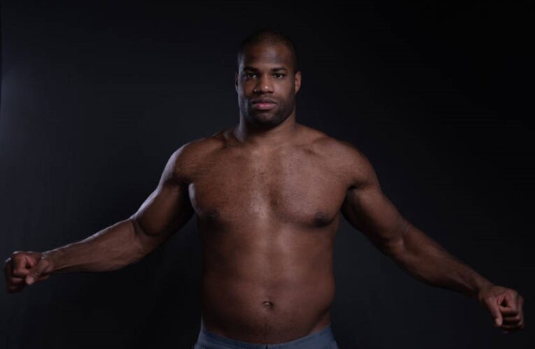 Гвоздик прокоментував вчинок Дюбуа, який штовхнув Усика перед боєм