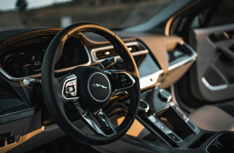 Jaguar Land Rover призупиняє експорт у США через мита Трампа