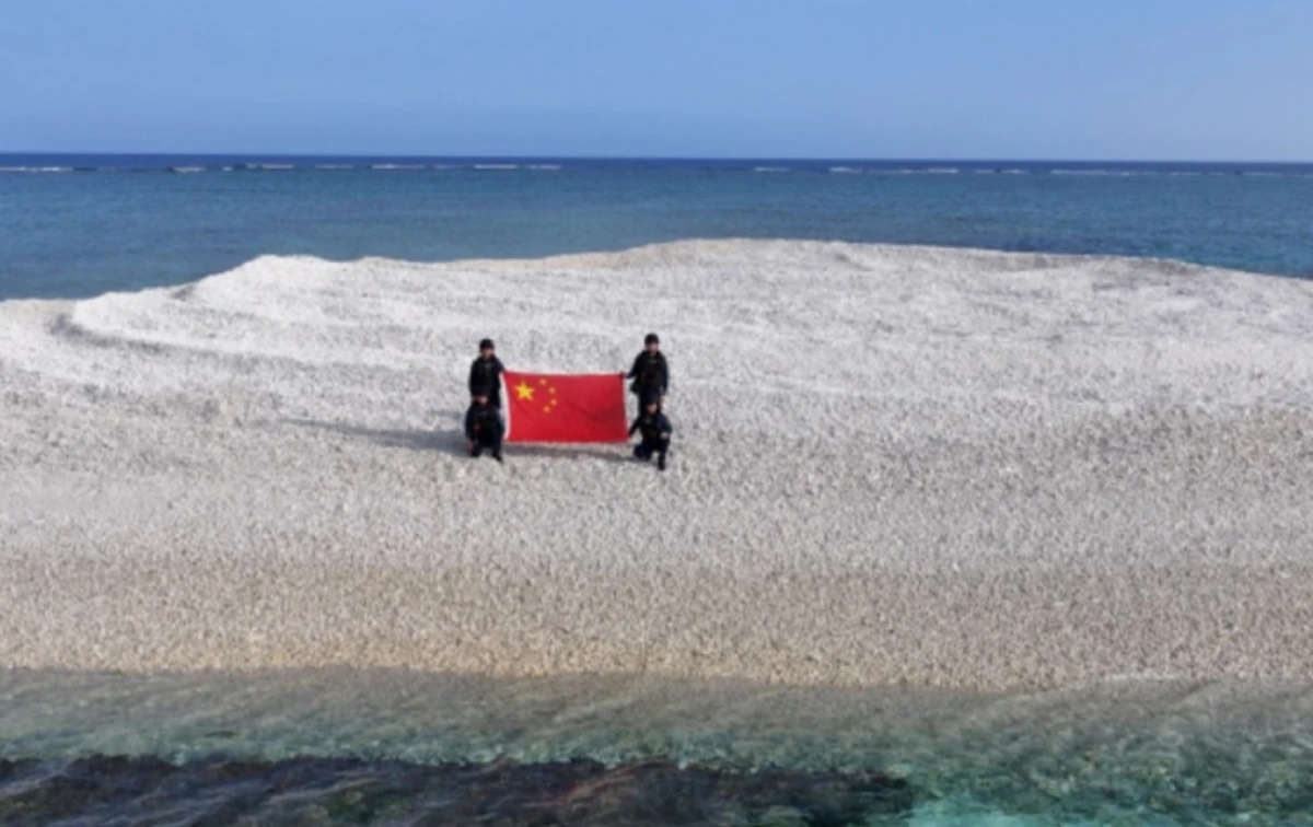 Новини світу - Китай захопив спірний риф біля форпосту Філіппін - ЗМІ