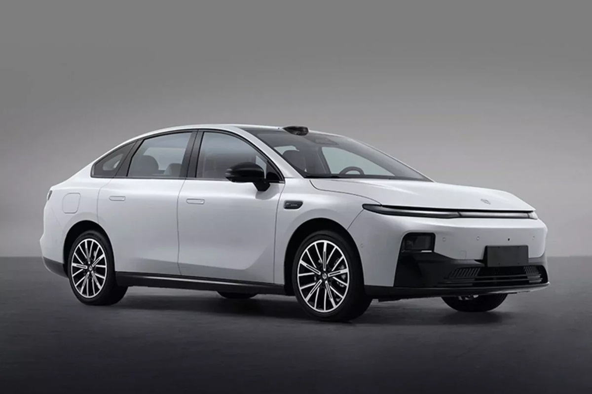 Авто новини - Китайський бренд автогіганта Stellantis представить свій перший седан