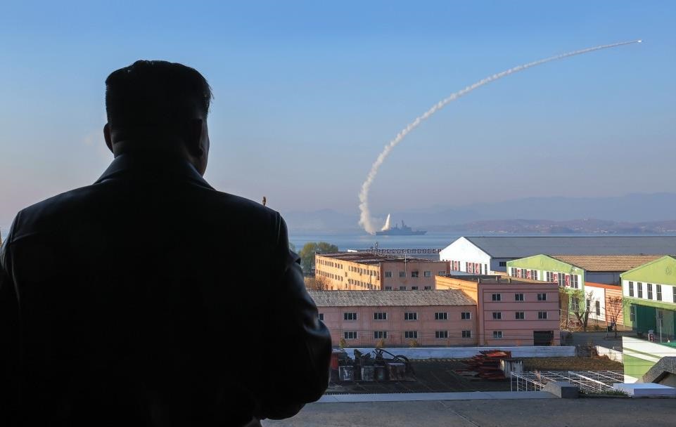 Новини світу - КНДР вперше запустила ракети з нового есмінця