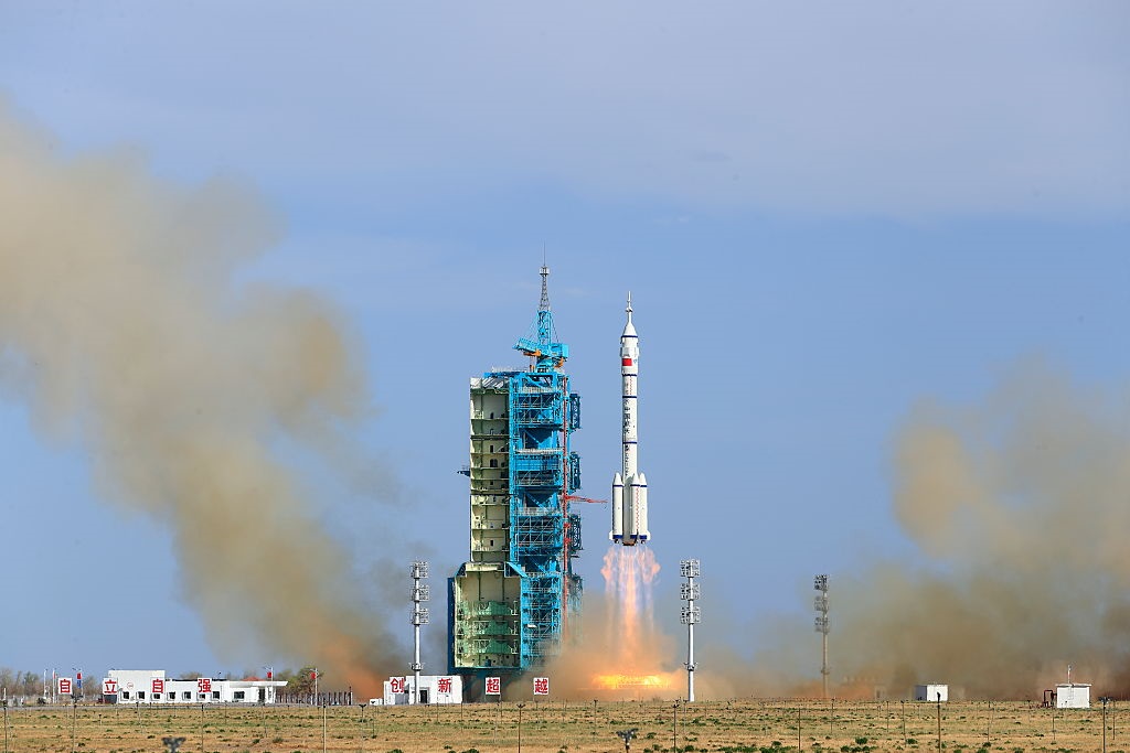 Технології - Космічний екіпаж КНР вирушив до станції Тяньгун