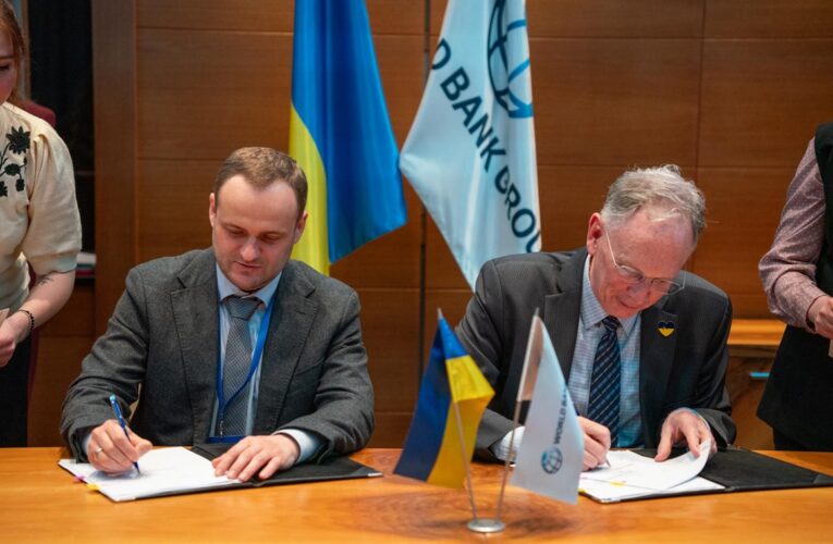 Кулеба підписав угоду про залучення $432 млн на відновлення інфраструктури