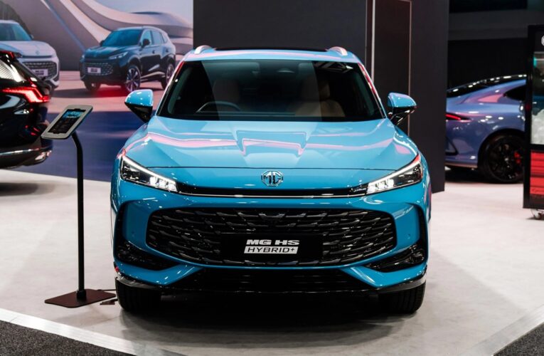 MG представила гібридну версію кросоверу HS