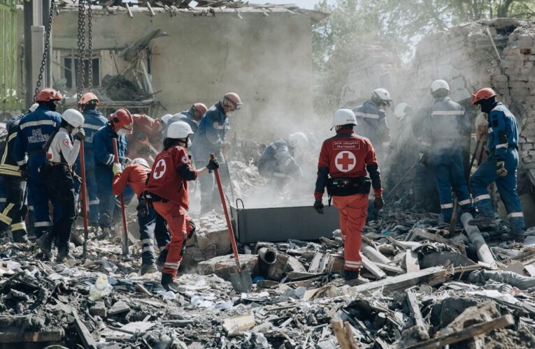 МЗС: у дипустановах України приспустять прапори через атаку на Київ