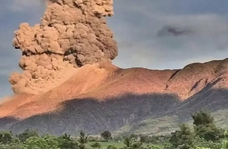 На Філіппінах вивергається вулкан