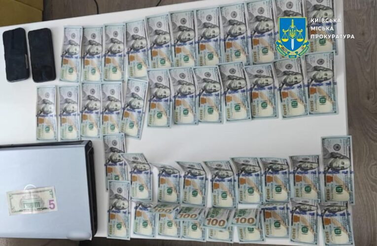 На Київщині троє спільників купували телефони Apple за фальшиві долари