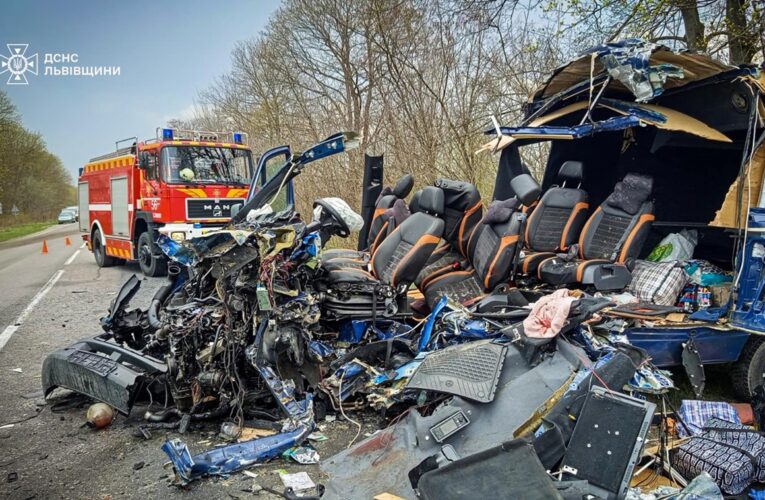 На Львівщині вантажівка розчавила бус, є жертви