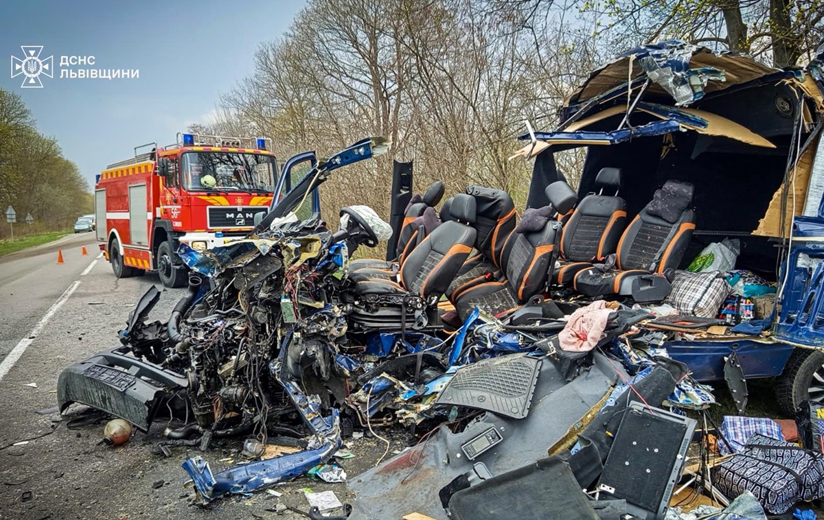 Новини України - На Львівщині вантажівка розчавила бус, є жертви