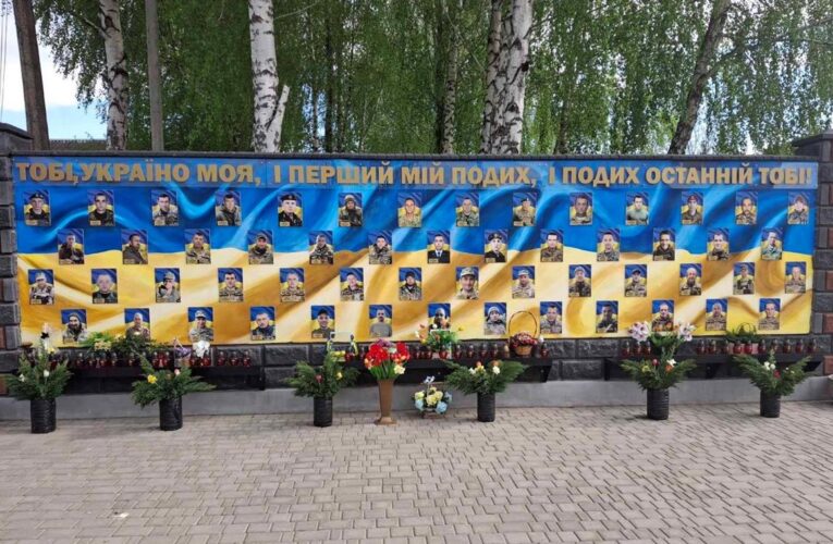 На Рівненщині хлопець вкрав квіти зі стели загиблих військових