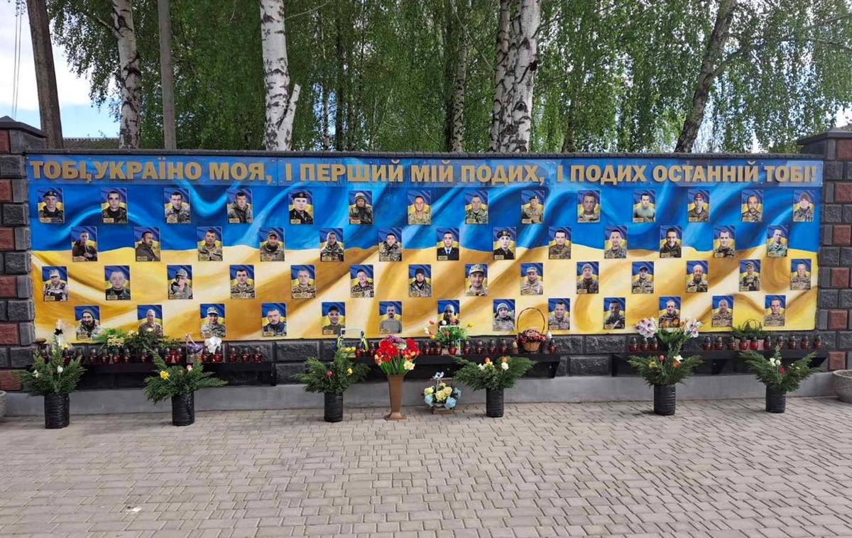 Новини України - На Рівненщині хлопець вкрав квіти зі стели загиблих військових