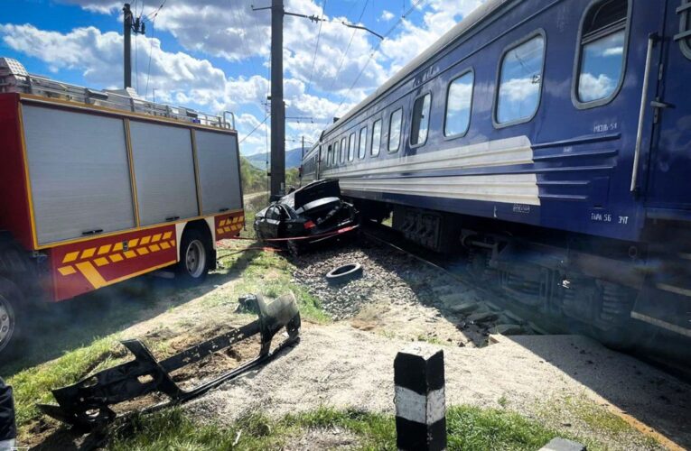 На Закарпатті авто зіткнулося з потягом