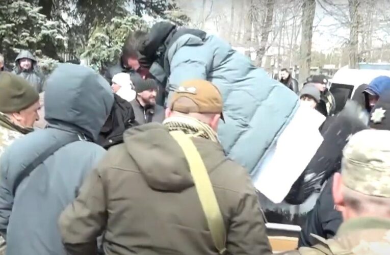 На Житомирщині мітингарі кинули голову лікарні в сміттєвий бак