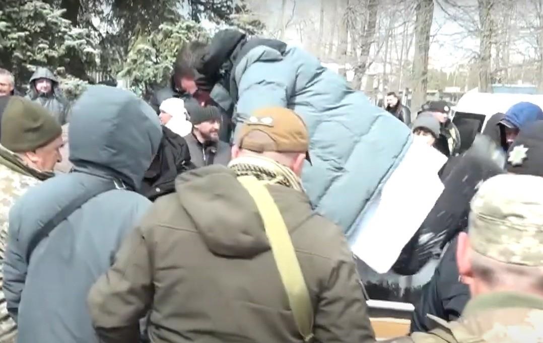 Новини України - На Житомирщині мітингарі кинули голову лікарні в сміттєвий бак