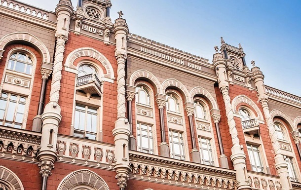 Нацбанк зекономив валюту на тлі падіння долара