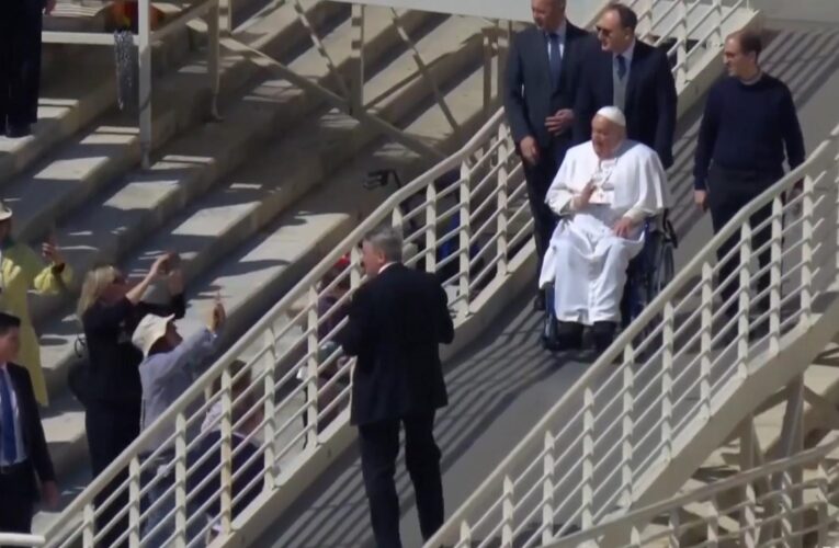 Папа Франциск здивував паломників несподіваною появою