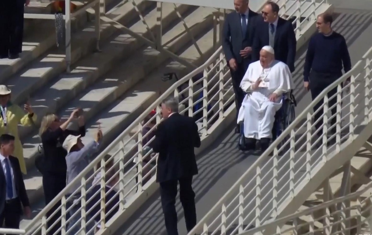 Новини світу - Папа Франциск здивував паломників несподіваною появою