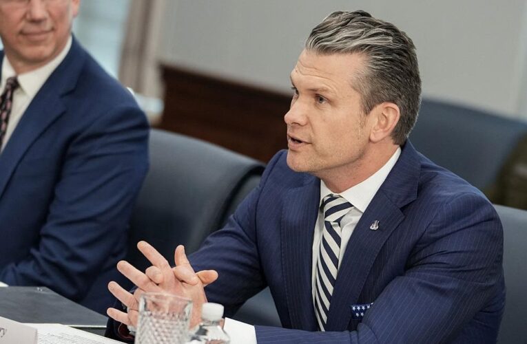 Пентагоні назвав інформацію Геґсета в чаті Signal “несекретною”