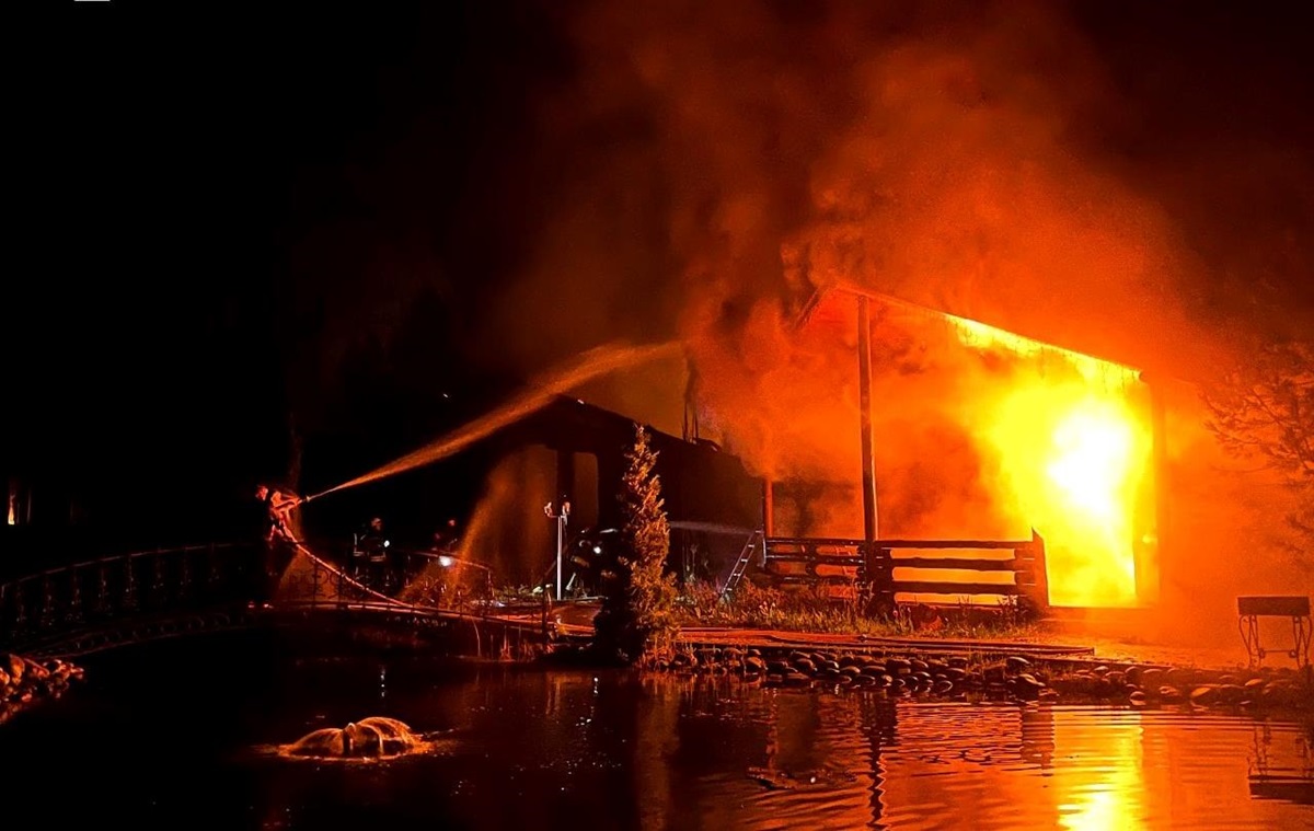 Новини України - Під Києвом через атаку РФ палав готельний комплекс