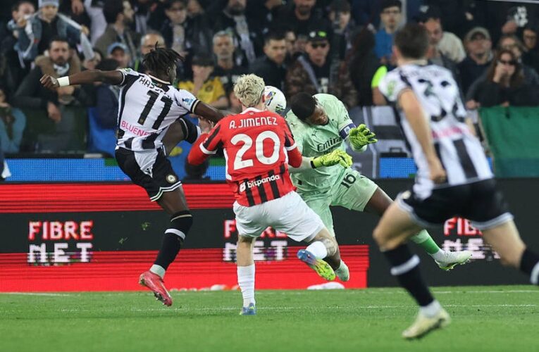 Після жахливого зіткнення воротар Мілана залишив поле на ношах