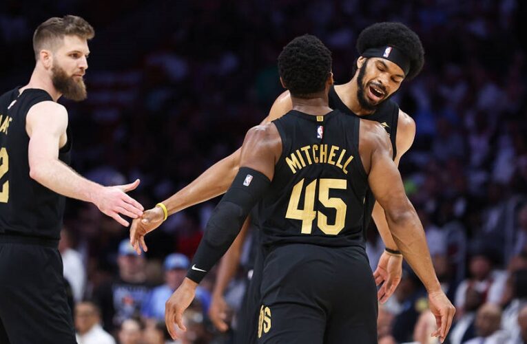 Плей-оф НБА: Кавальєрс розгромили Хіт, Голден Стейт переміг Х&rsquo;юстон