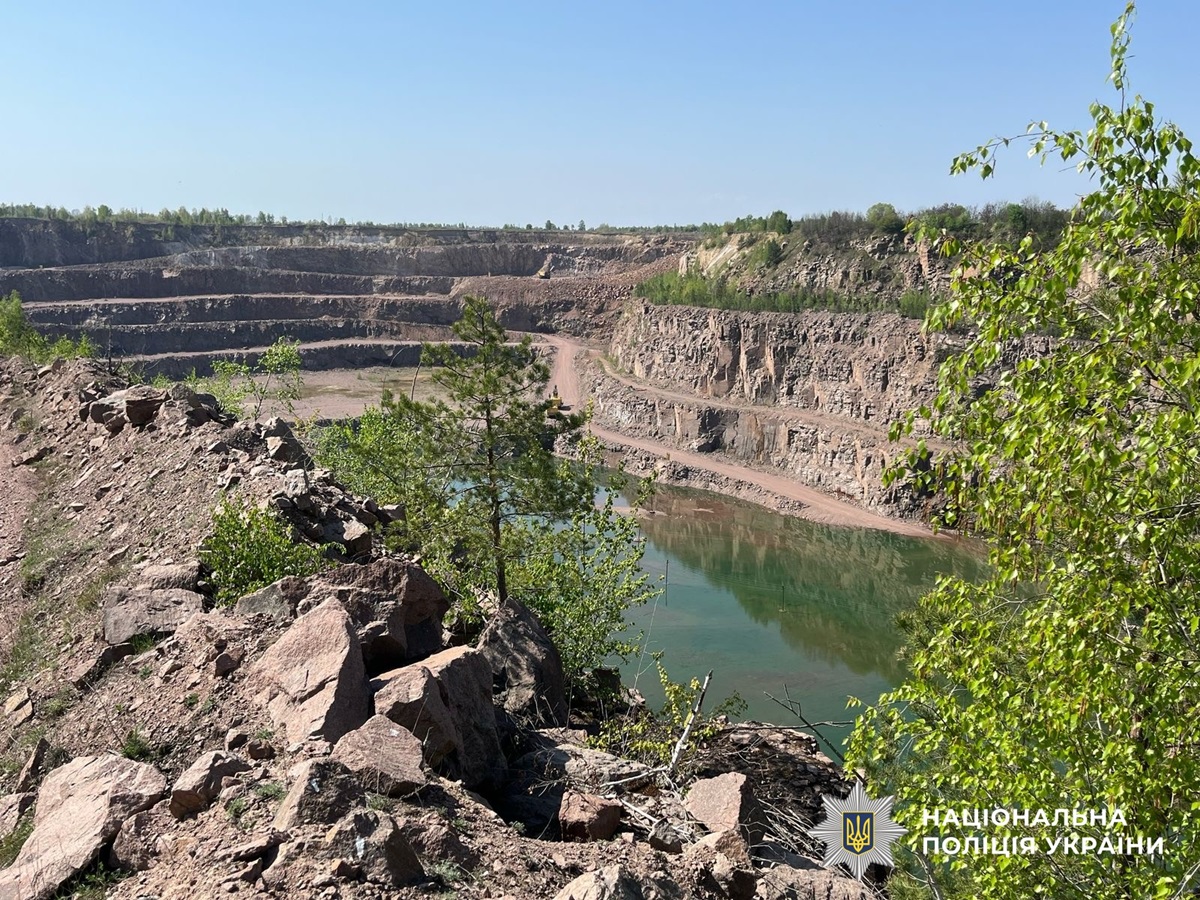 Новини України - Поліція заблокувала роботу підсанкційних кар’єрів і заводів