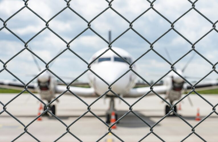 Польща планує першою відновити авіасполучення з Україною