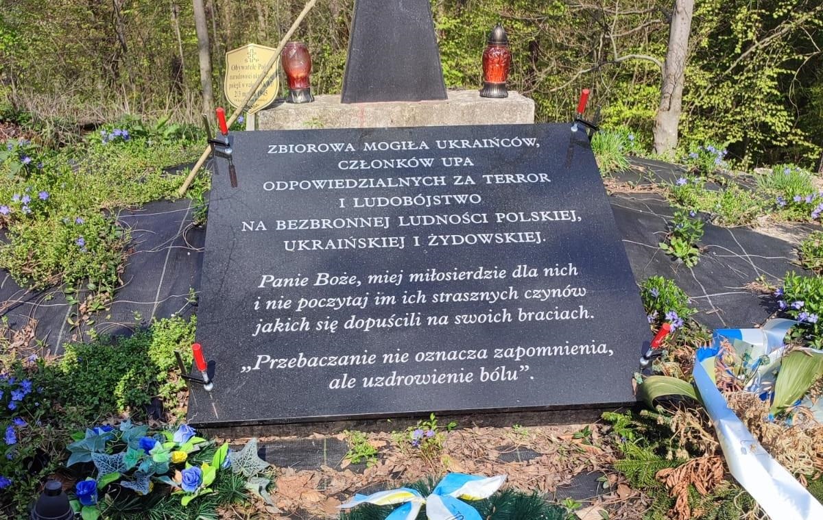 Новини України - Польщі на могилі воїнів УПА встановили провокативну табличку