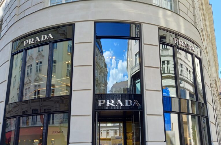 Prada купує Versace за 1,38 млрд доларів