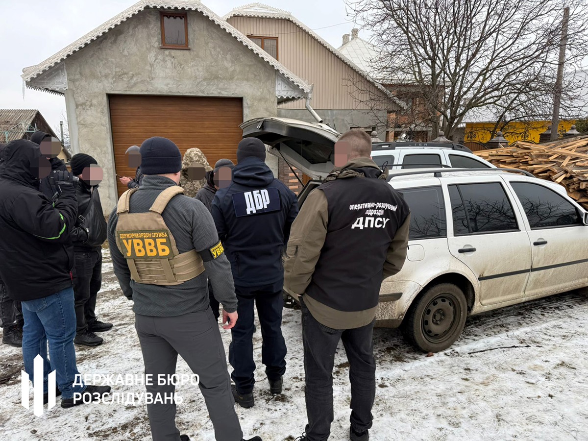 Новини України - Правоохоронця судитимуть за перевезення "ухилянтів" у багажнику