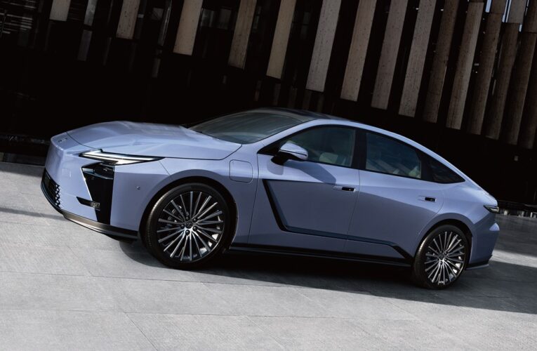 Презентовано нове покоління седана Lexus ES