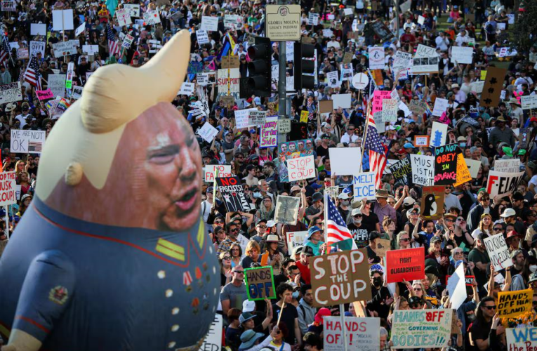 Протести у США: чи отримає Трамп третій строк, маючи такі сто днів