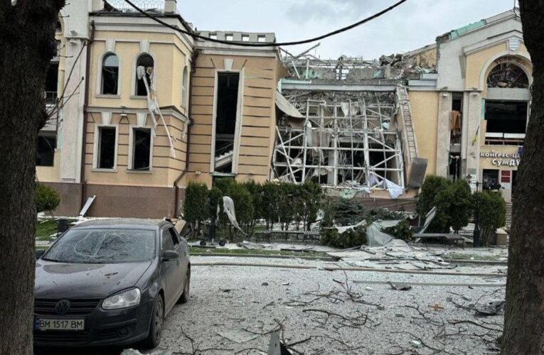 Ракетний удар РФ по Сумах: фото і відео руйнувань