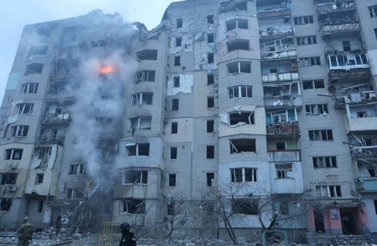 РФ вдарила по Куп’янську: спалахнула багатоповерхівка, є постраждалі