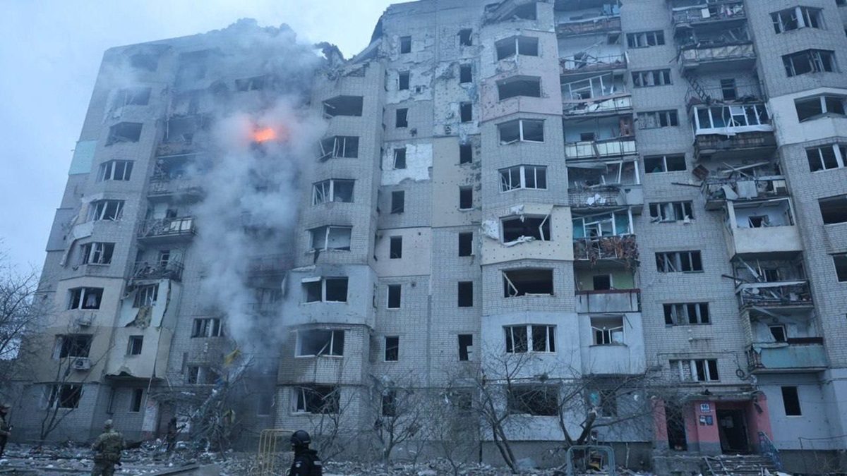 Новини України - РФ вдарила по Куп'янську: спалахнула багатоповерхівка, є постраждалі