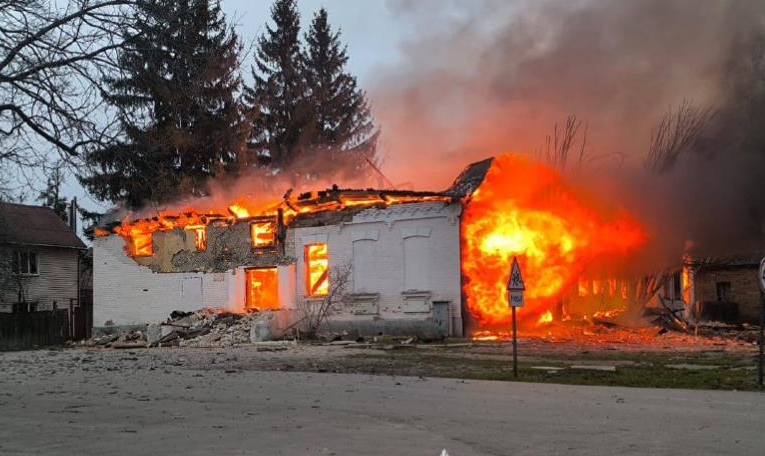 Росіяни обстріляли Краснопілля, виникли пожежі
