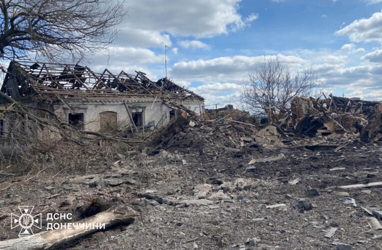 Росіяни вдарили по Новохатському на Донеччині: є жертва та поранені