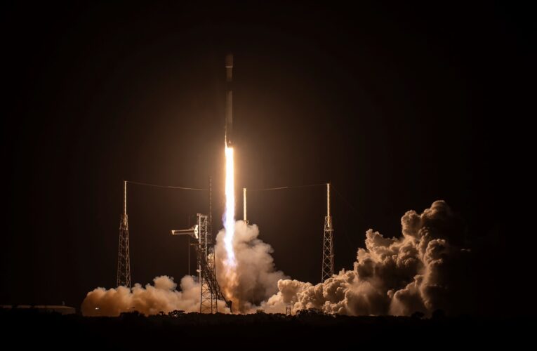 SpaceX запустила капсулу для повторного входу в атмосферу