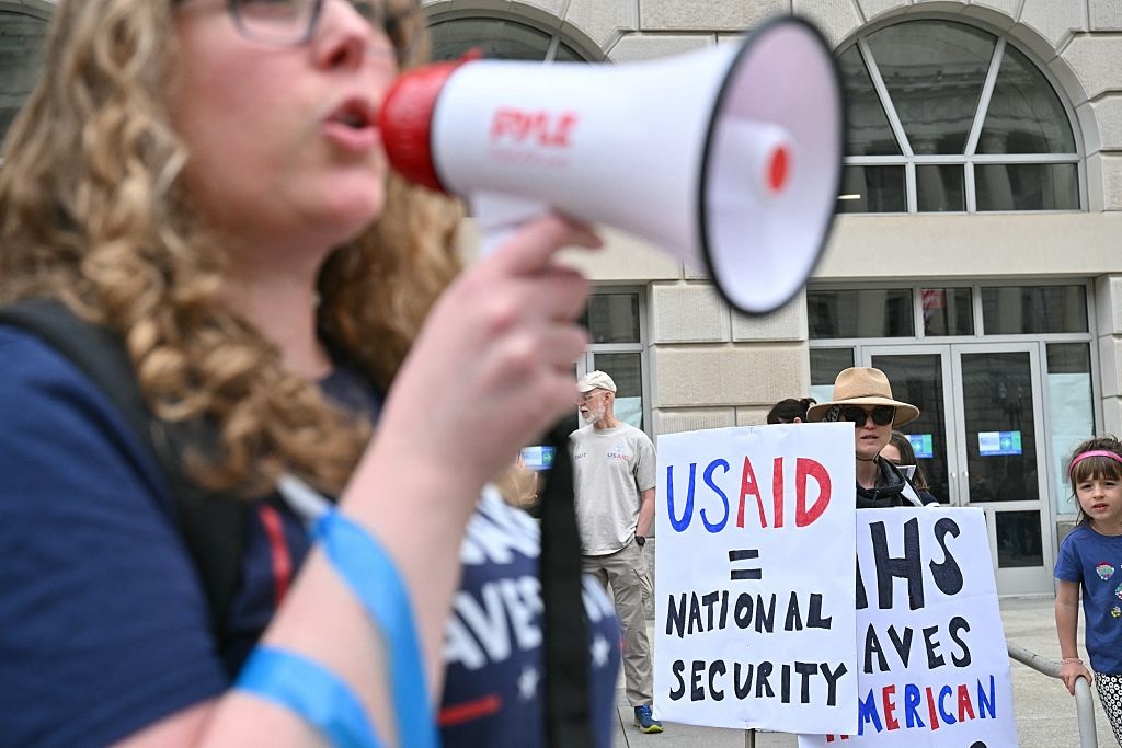 Новини світу - США відновлять шість скасованих раніше програм допомоги - ЗМІ