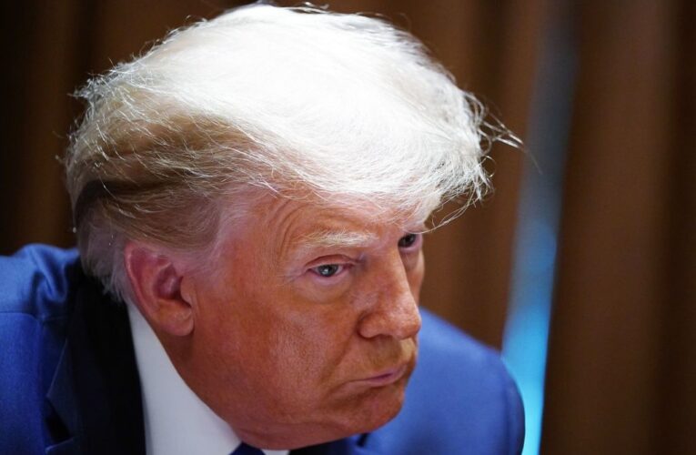 Трамп планує продати 52% акцій у Truth Social