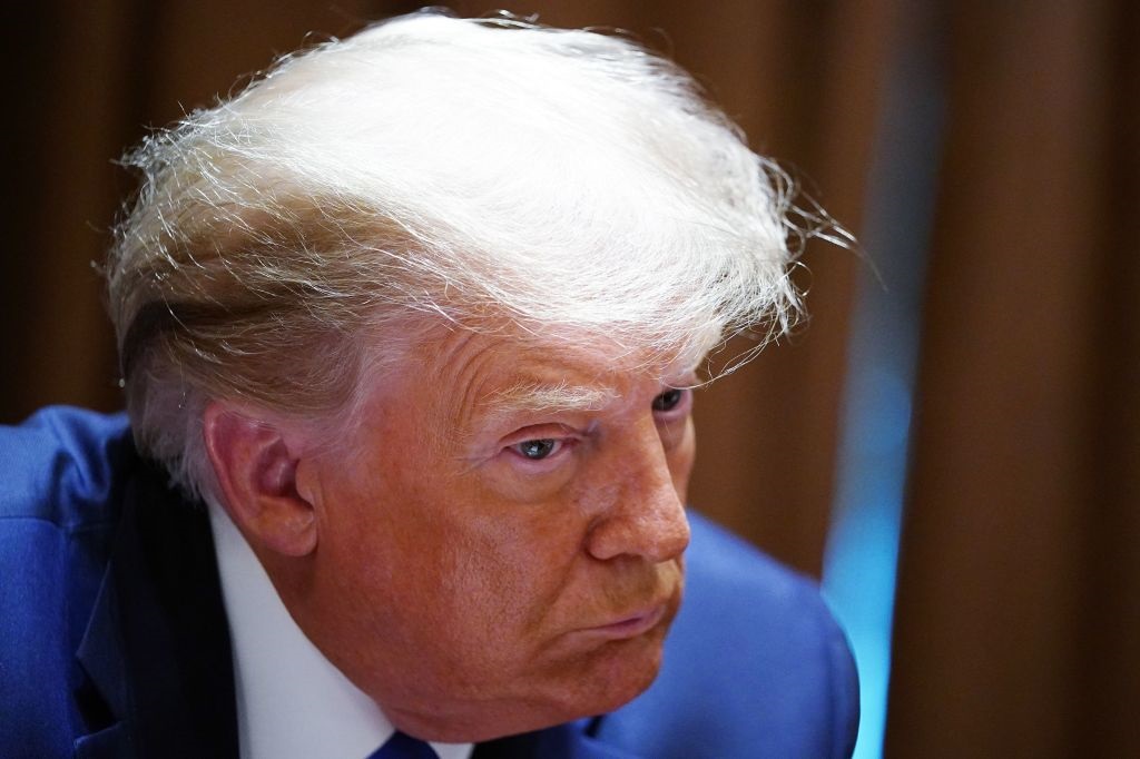 Новини бізнесу - Трамп планує продати 52% акцій у Truth Social