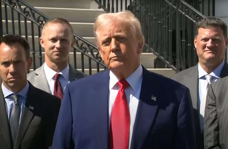 Трамп пояснив, чому відклав запровадження тарифів