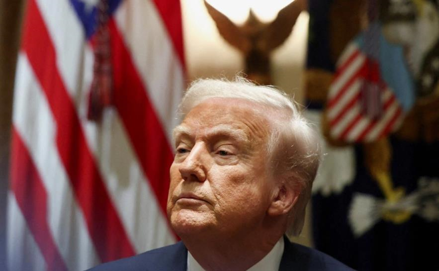 Новини світу - Трамп відкрив у своєму гольф-клубі пам'ятник самому собі