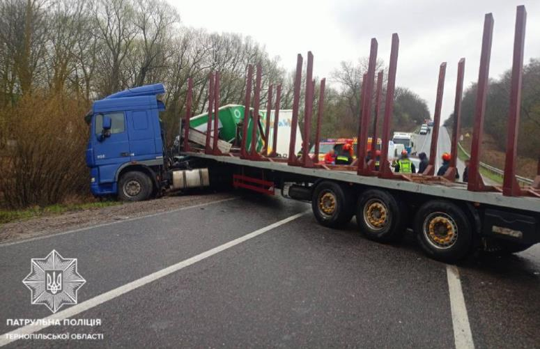 Новини України - Трасу Тернопіль-Львів перекрили через ДТП